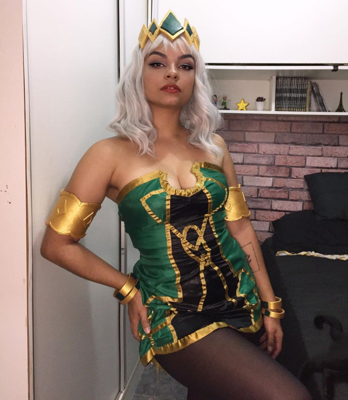 Lol Essa Cosplayer Brasileira A Pr Pria Qiyana Veja Semelhan A