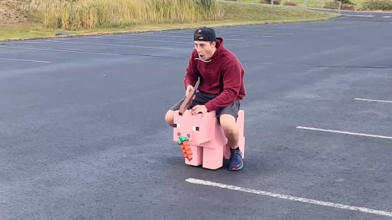 Youtuber cria porco de Minecraft motorizado que atinge até 32 km/h