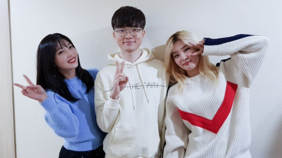 Faker com Joy e Seulgi nos bastidores de Hello Counselor — Imagem: KBS/Divulgação - League of Legends