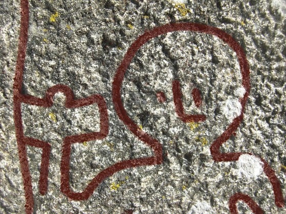 Detalhe da representação de Thor na pedra rúnica Altuna (Uppland) por volta de 1161 - God of War Ragnarok