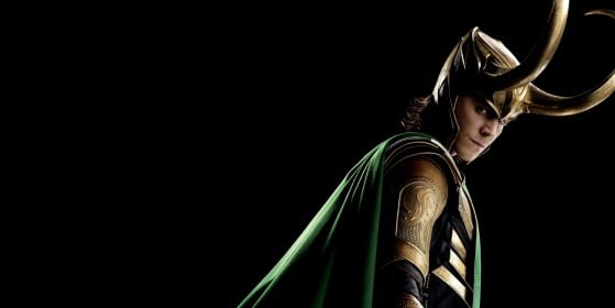 Loki do UCM com um capacete que tem chifres - God of War Ragnarok