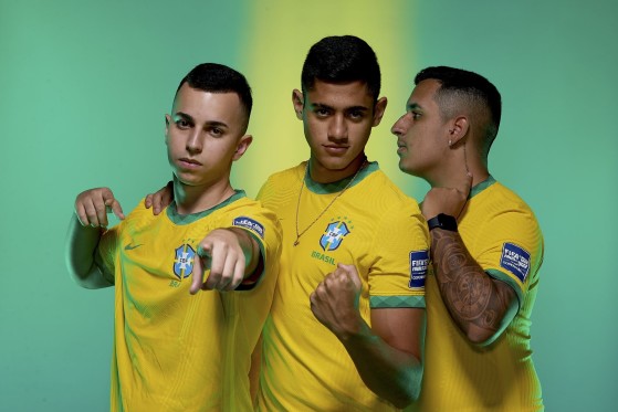 Klinger (esq.), Crepaldi (centro) e PHzin (dir.) levaram o Brasil ao título mundial de FIFA 22 com a conquista da FIFAe Nations Cup - VALORANT