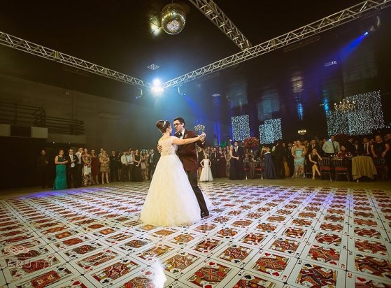 A pista de dança do casamento de Rafa e Lali foi estampada com cartas de baralho | Foto: Instagram/Arquivo pessoal - Millenium