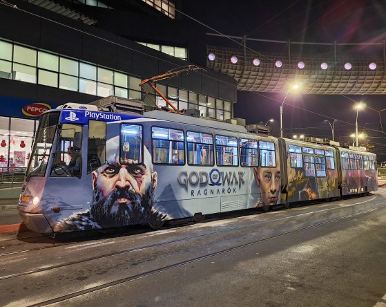 Artistas romenos pintam ônibus para divulgar God of War: Ragnarok