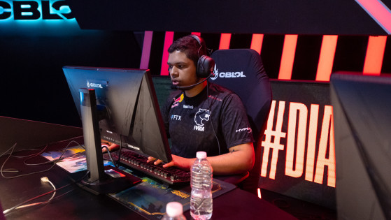 Analista de LoL do Flamengo é chamado de coreano lixo dentro