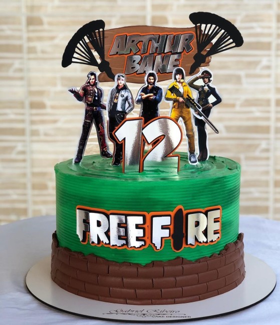 Bolo de aniversário com o tema do jogo Free Fire