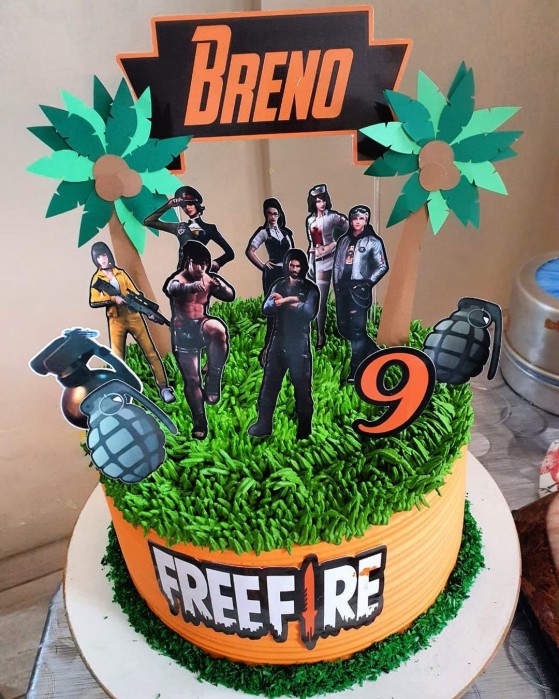 Bolo de aniversário com o tema do jogo Free Fire