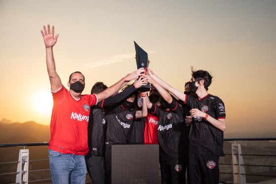 RED Canids levanta o troféu de campeã do CBLOL. Reprodução: CBLOL/Bruno Alvares - League of Legends
