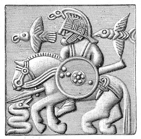 Placa de um capacete da Era de Vendel que poderia representar Odin acompanhado por seus dois corvos Hugin e Munin. - God of War Ragnarok