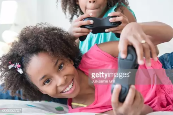 Garotas jogando videogame | Foto: Jamir Grill/Getty Images - League of Legends